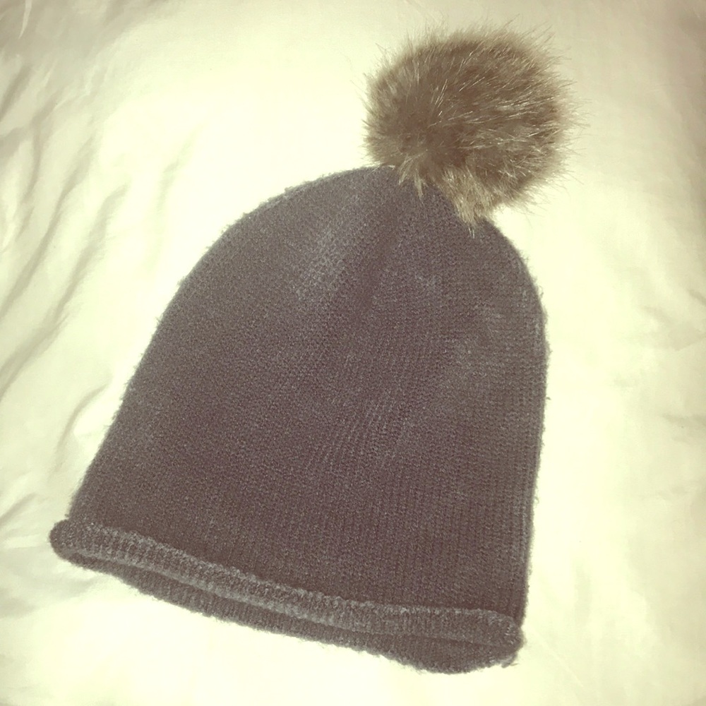 Soft knitted grey H&M hat with fur ball on top